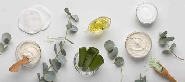 Eko krémové výrobky z aloe vera, olivového oleje a mořské soli na bílém - Fotografie, Obrázek