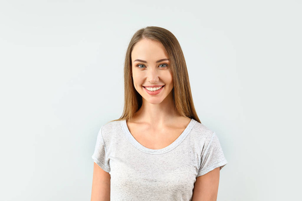 Schöne junge Frau auf hellem Hintergrund - Foto, Bild