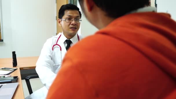 Le concept de santé : le médecin parle pour communiquer, disent les symptômes pour les patients au ralenti
 - Séquence, vidéo