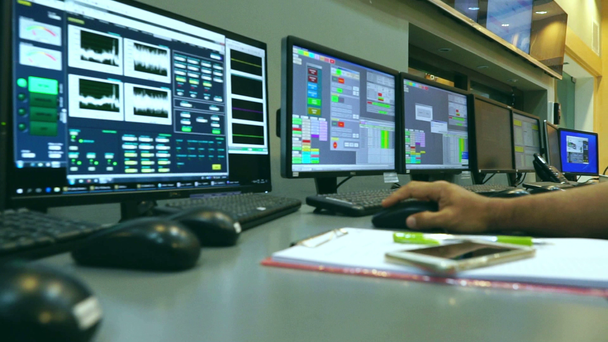 Mannelijke Aziatische ingenieurs werken in een systeem van stralingsbeheersing - Video