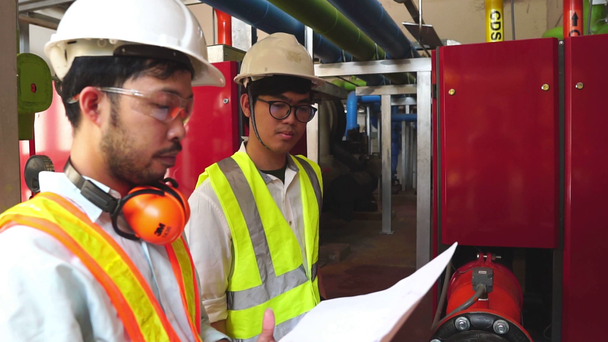 Arbeitende Ingenieure in modernen Fabriken - Filmmaterial, Video
