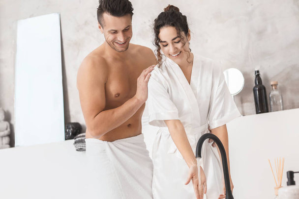 Счастливая молодая пара в ванной дома
 - Фото, изображение