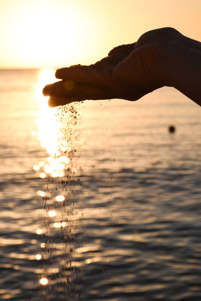 hiekka heittää kätensä meren pohjalle
 - Valokuva, kuva