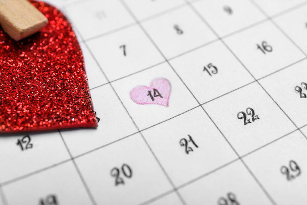 Calendário com data marcada do Dia dos Namorados, close-up
 - Foto, Imagem
