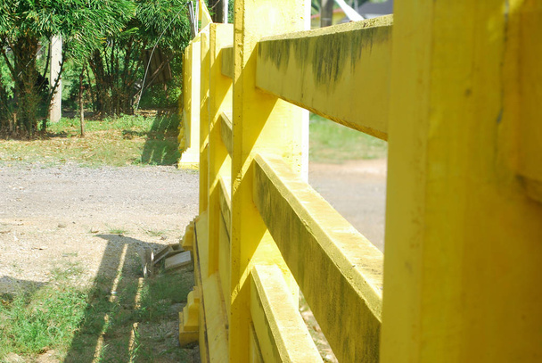Sarı beton çit duvarlar. Genel ev duvarları. - Fotoğraf, Görsel