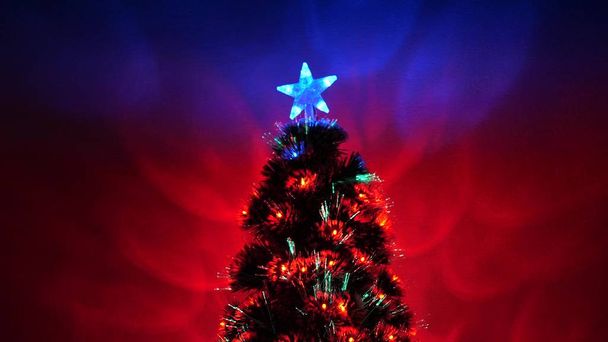 Árbol de Navidad, felices fiestas. Interior de Navidad. hermoso árbol de Navidad en la habitación, decorado con una guirnalda luminosa y una estrella. vacaciones para niños y adultos. Año Nuevo 2020 humor. - Foto, imagen