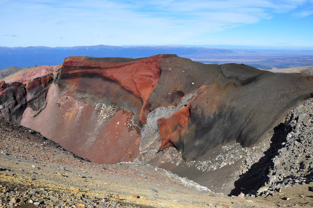 ニュージーランド北島トンガリロ国立公園トンガリロ・アルパイン・クロッシングのトンガリロ火山の上にある赤いクレーター. - 写真・画像