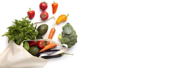 Fresh variety of vegetables in zero waste cotton bag - Zdjęcie, obraz