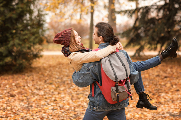 Onnellinen pari hauskaa syksyllä puistossa
 - Valokuva, kuva