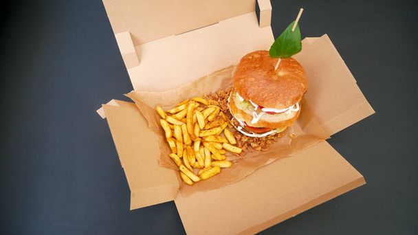 vista close-up de hambúrguer saboroso e batatas fritas, conceito de fast food
 - Foto, Imagem