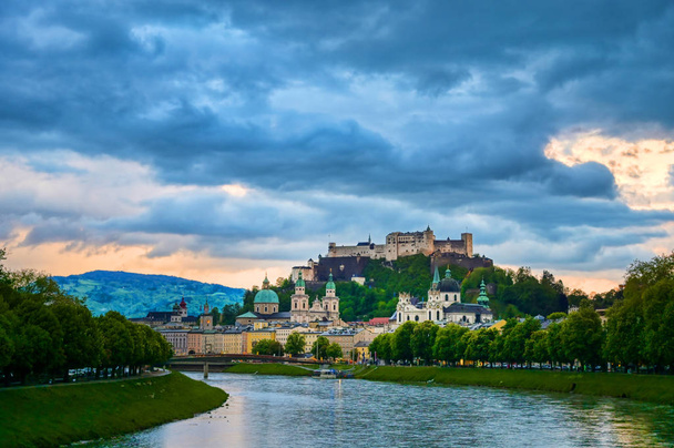 Veduta della città austriaca di Salisburgo lungo il fiume Salzach
. - Foto, immagini