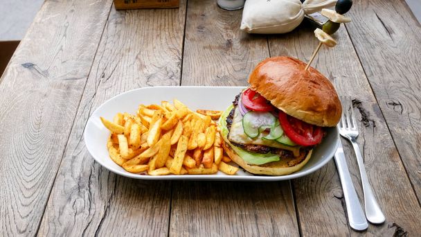 közeli kilátás ízletes hamburger és sült krumpli, gyorsétterem koncepció - Fotó, kép