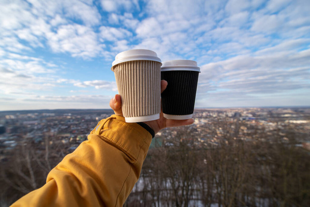 γυναίκα χέρι κρατώντας δύο φλιτζάνι καφέ ποτό για να πάει - Φωτογραφία, εικόνα