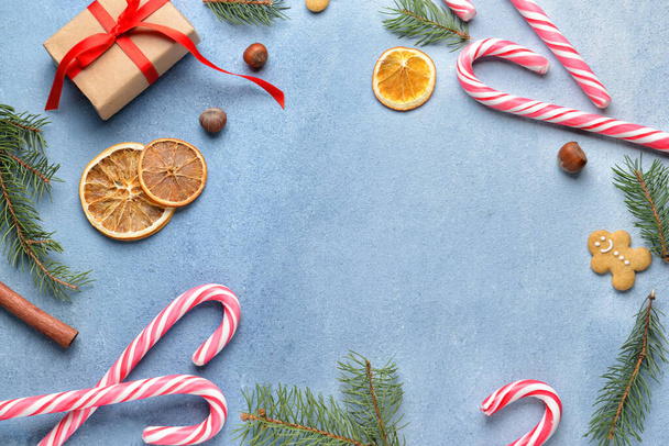 Gyönyörű karácsonyi kompozíció cukornád színes háttér - Fotó, kép