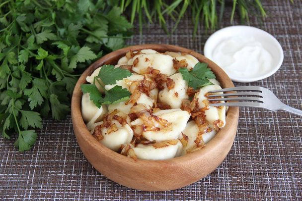 házi készítésű gombóc burgonyával és sült hagymával - Fotó, kép