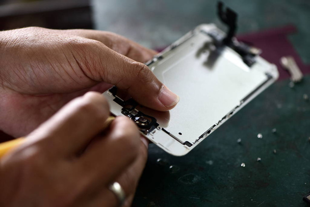 close up of man repairing smartphone   - Foto, Imagen