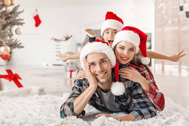 gelukkige familie thuis op kerstavond - Foto, afbeelding