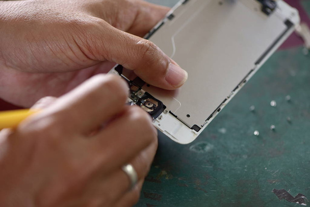 close up of man repairing smartphone   - Фото, зображення