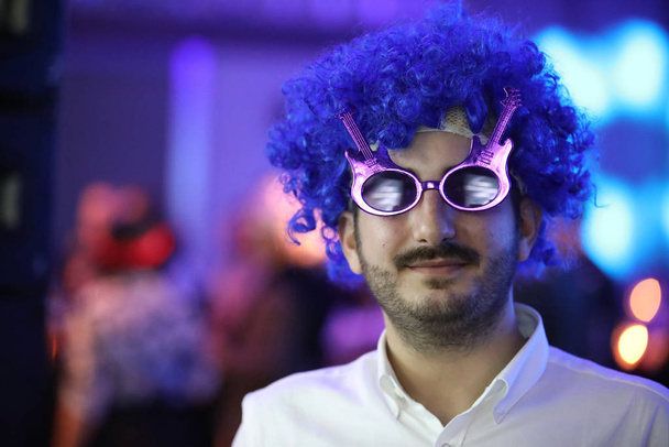 Jeune homme portant une toupie bleue pendant la fête des années 80
. - Photo, image