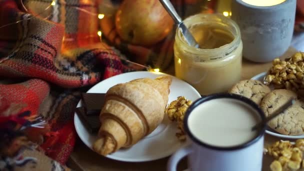Yksinkertainen maa kotiin aamiainen sängyssä, kahvia maitoa ja kotitekoisia leivonnaisia ruudullinen huopa
 - Materiaali, video
