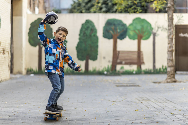 Euphoric μικρό παιδί ιππασία στο skateboard του - Φωτογραφία, εικόνα