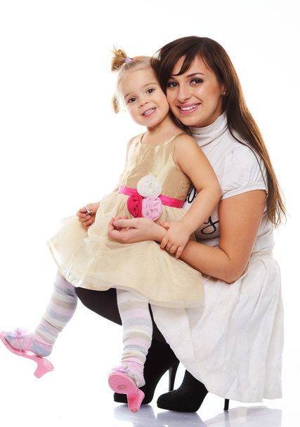 spokojený úsměv mladé matky, které drží její malá dcera - Fotografie, Obrázek