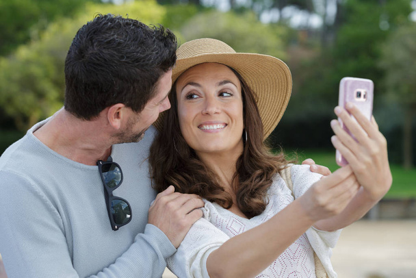 couple of tourists on vacation taking selfie picture with smartphone - Photo, Image