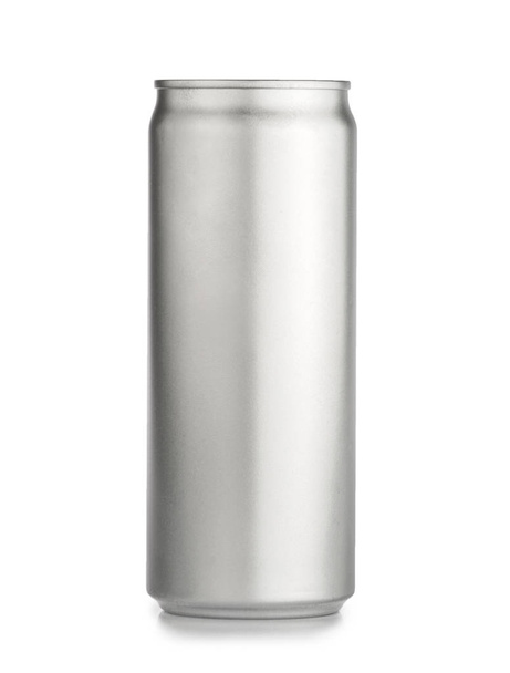 металлический алюминиевый напиток может быть изолирован на белом фоне
.  - Фото, изображение