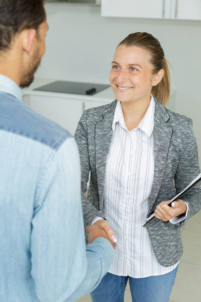 female property agent greeting client with a handshake - 写真・画像