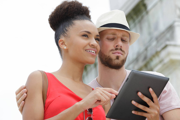 young couple with tablet outdoors - Foto, Bild