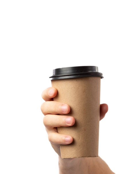 makieta męskiej dłoni trzymającej filiżankę papieru do kawy izolowaną na białym tle. - Zdjęcie, obraz