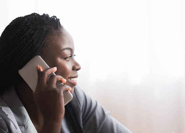 Профіль смайлик африканської жінки, яка розмовляє по мобільному телефону - Фото, зображення