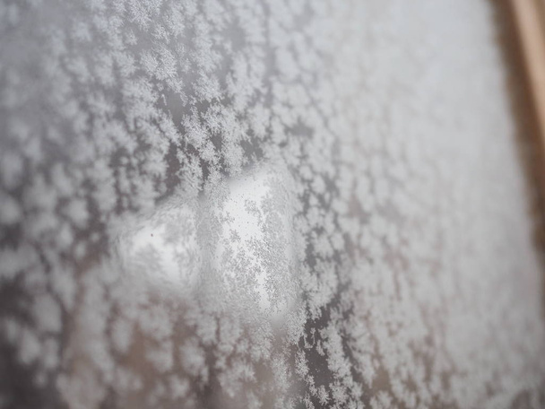 νιφάδες χιονιού στο γυαλί. αρχές του χειμώνα. μεταβλητή εστίαση - Φωτογραφία, εικόνα