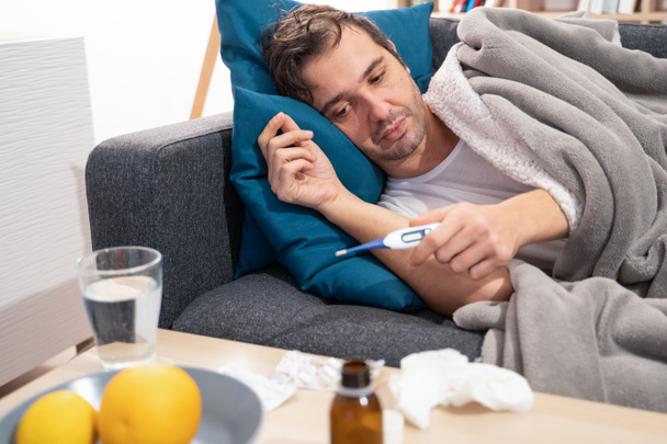 Hombre que sufre de resfriado y gripe en casa
 - Foto, Imagen