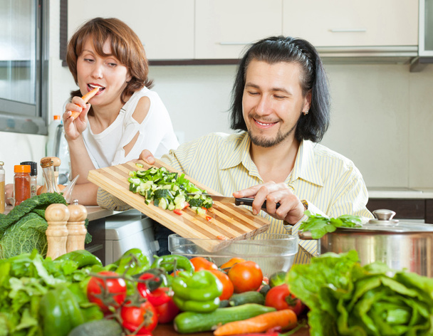 Linda pareja preparando una comida de verduras
 - Foto, Imagen