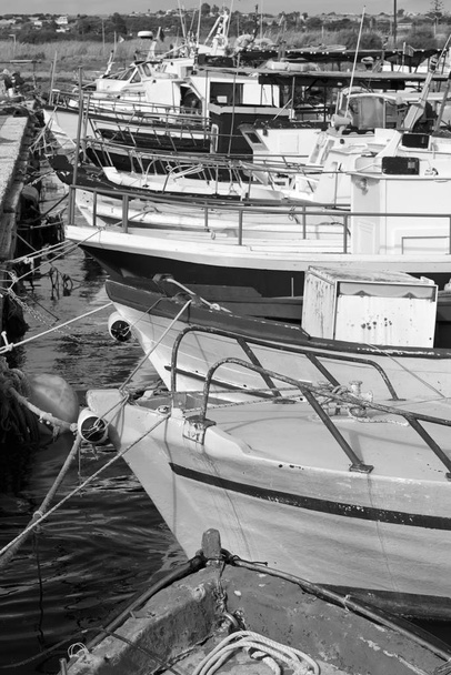 Itália, Sicília, Portopalo di Capo Passero; barcos de pesca locais no porto
  - Foto, Imagem