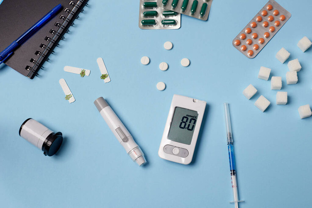 Médecine, soins de santé, technologie et pharmacie en ligne concept. Un diabétique mesure votre glycémie
. - Photo, image