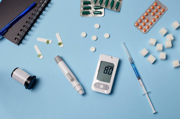 Medicine, healthcare, technology and online pharmacy concept. A diabetic measures your blood glucose. - Foto, Bild