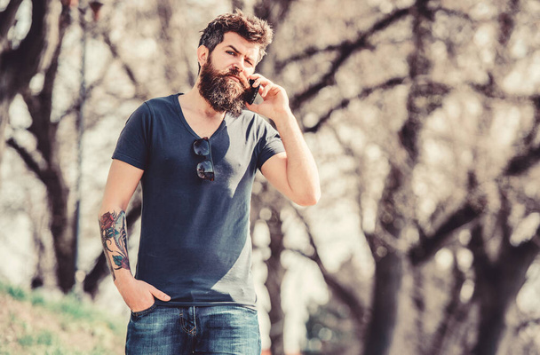 hipster man hold smartphone. brutal businessman with mobile phone. bearded man speaking on cell phone. conversation and discussion. Mature hipster with beard. business talk. Business professionals - Foto, imagen
