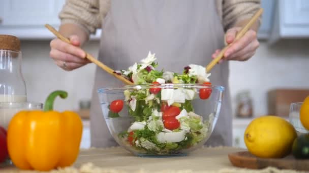 Detailní záběr ženy míchání zelený salát v míse. Vaření Zdravé jídlo pro rodinu večeře. - Záběry, video