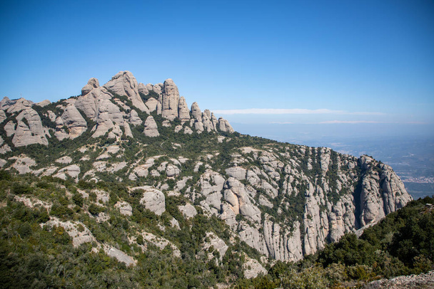 Top näkymä Montserrat ikonin neuloja sininen taivas Kataloniassa
 - Valokuva, kuva