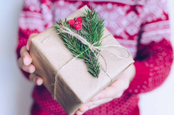 Человек держит Рождество или Новый год украшенные подарочные коробки
 - Фото, изображение