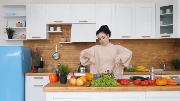 Young Brunette Woman Cooking Healthy Vegan Salad At Home - Filmagem, Vídeo