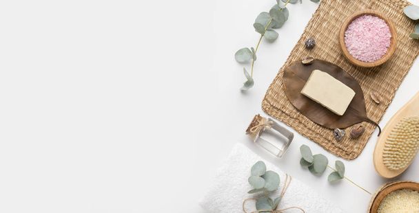 Zelfgemaakte zeep en eco spa accessoires op wit - Foto, afbeelding