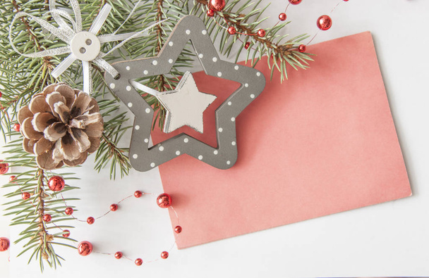 Kreatives Layout aus Weihnachtsbaumzweigen mit leeren Papierkartennotizen. flach lag. Natur Neujahrskonzept. - Foto, Bild