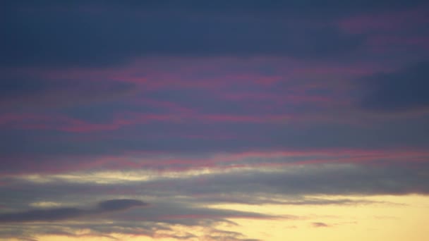 Cielo drammatico. Tempo scaduto 4K. Tramonto di viola rosa blu scuro, arancione, nuvole rosse
 - Filmati, video