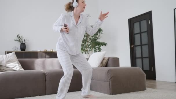 Young Woman Listening To Music And Dancing In Headphones - Filmmaterial, Video