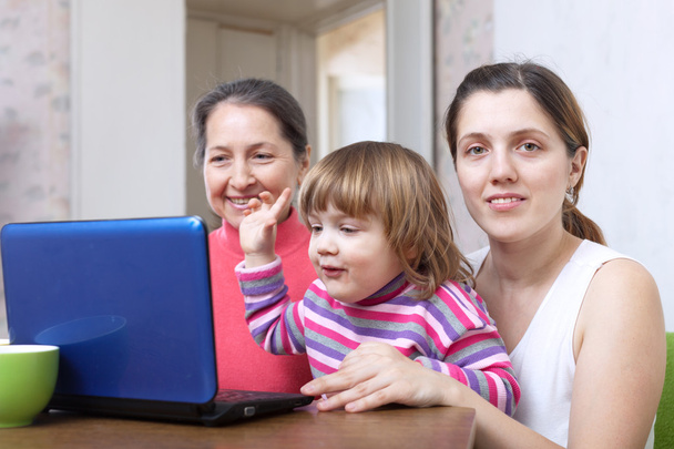 Donne di tre generazioni che utilizzano laptop
 - Foto, immagini