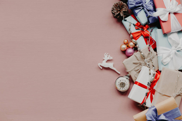 Рождественские подарки украшать подарки новогодние елки игрушки на фоне персика
 - Фото, изображение
