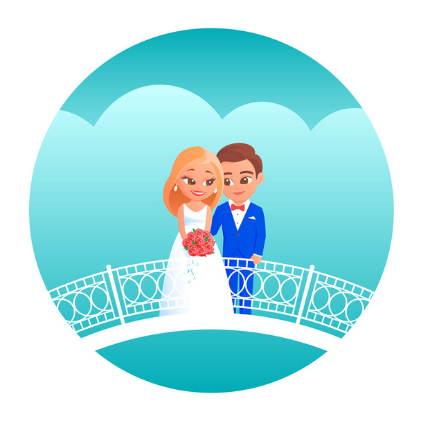 junge Cartoon-Brautpaare an ihrem Hochzeitstag. die Braut im weißen Kleid mit einem Strauß roter Rosen, der Bräutigam im blauen Smoking. stehen auf einer weiß gemusterten Brücke. Vektorillustration. - Vektor, Bild